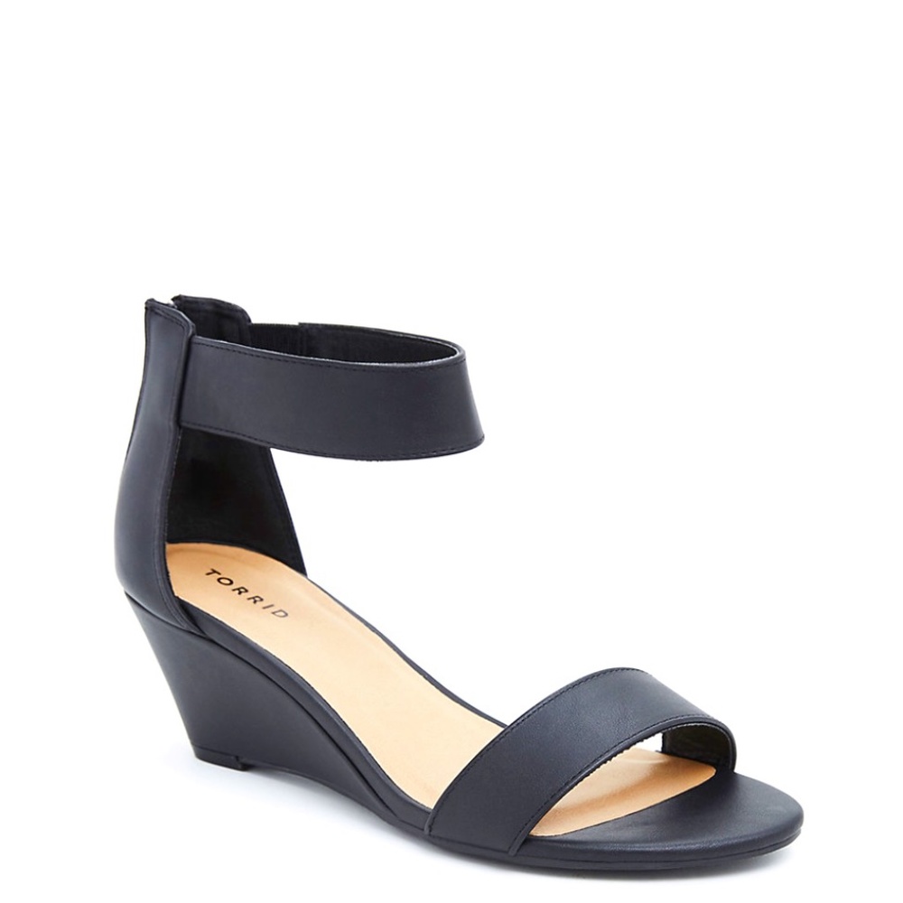 NWT Torrid Black Double Strap Mini Wedges 10